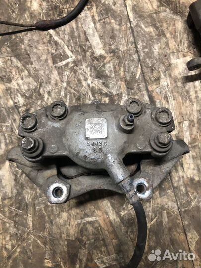 Суппорт передний Mercedes-Benz W212 E200