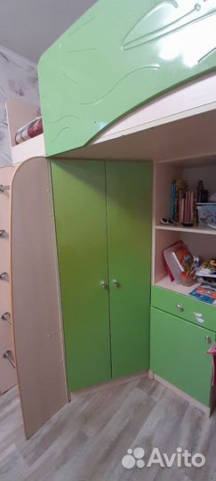 Детская кровать чердак со столом и шкафом