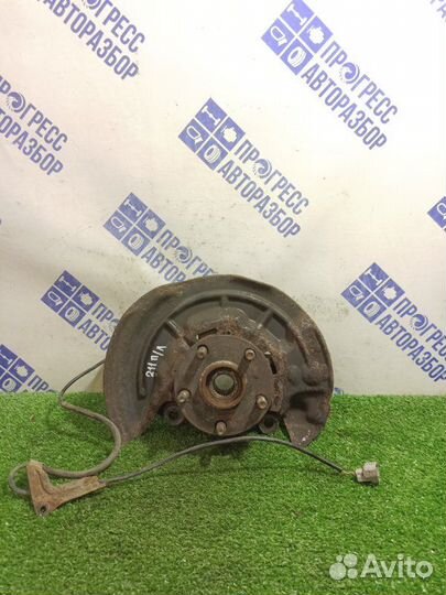 Поворотный кулак передний левый Toyota Avensis