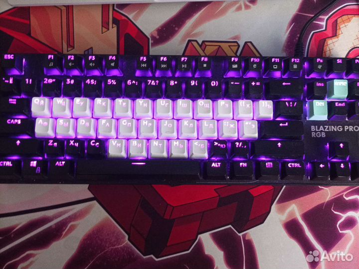 Механическая клавиатура на синих свечах