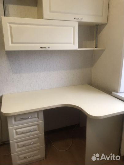 Компьютерный стол и навесная полка