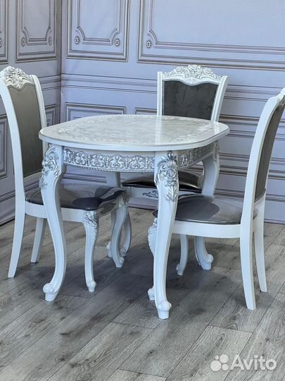 Стол и стулья