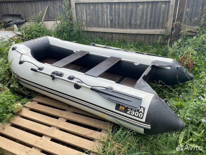 Моторная лодка с мотором