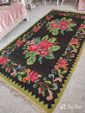 Ковер и антикварная скатерть