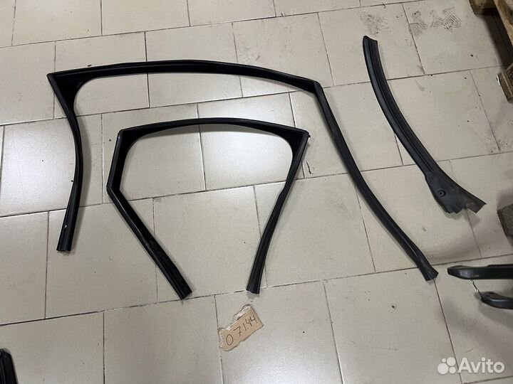 Уплотнитель окна jaguar f-pace x761