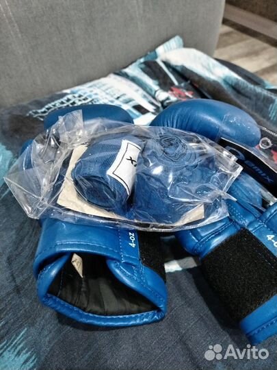 Боксерские перчатки и бинты боксерские