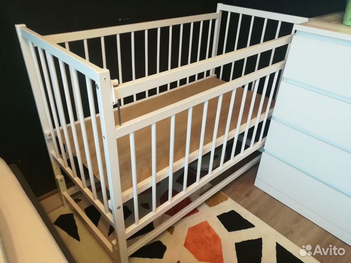 Детская кроватка для новорожденных с маятником