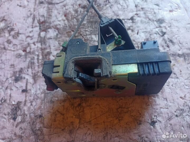 Замок двери задний правый Opel Vectra B