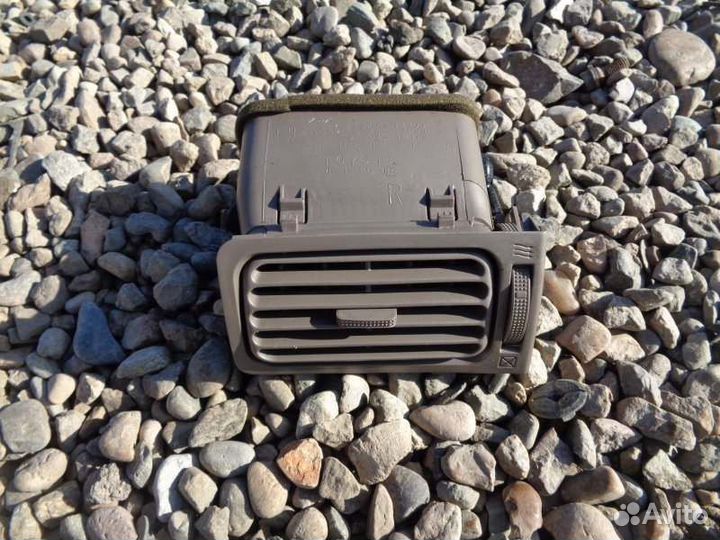 Дефлектор правый Toyota Corolla NZE124 1NZ-FE