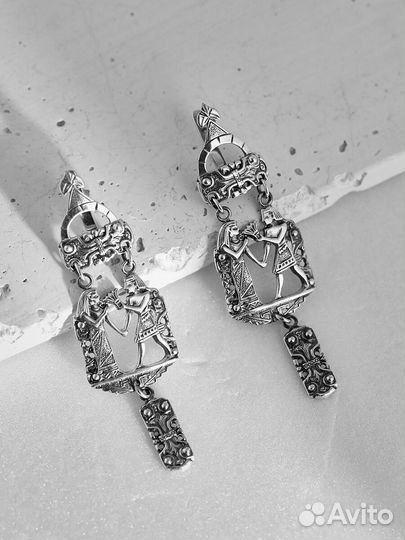 Серебряные серьги с уникальными подвесками и фигур