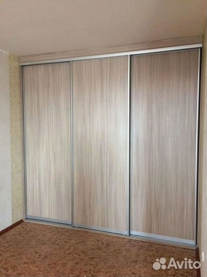 Шкаф купе с зеркальными дверцами