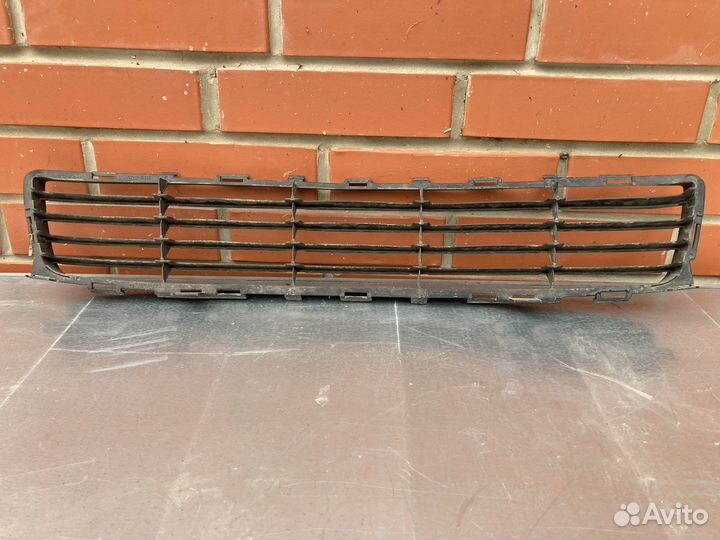 Решетка радиатора нижняя Toyota Avensis