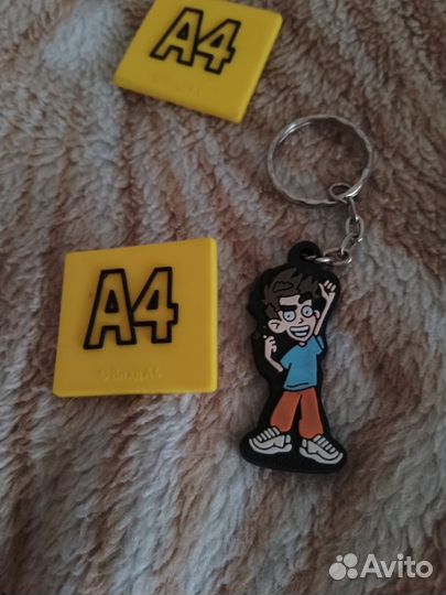 Влад А4. Брелок, значки