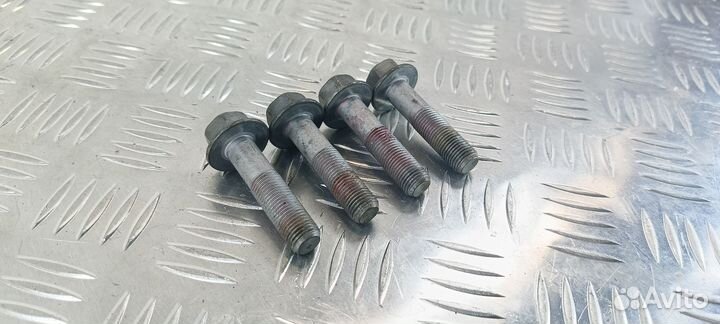 Болт передней ступицы Toyota Corolla 150