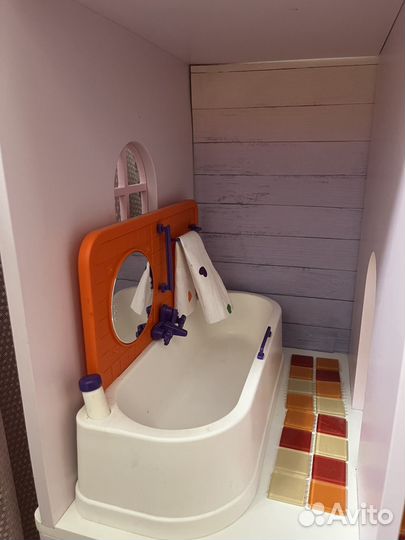 Большой кукольный домик с мебелью