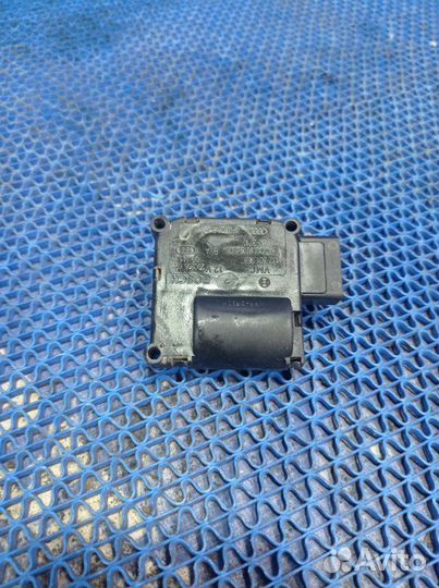 Моторчик заслонок отопителя Audi A6C6 седан ASN