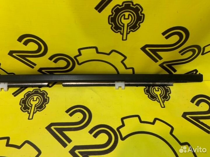 Молдинг стекла (на дверь) задний левый Nissan