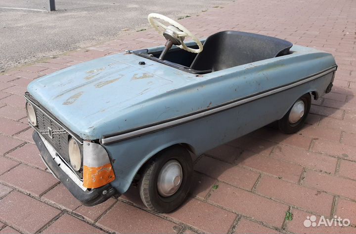 Детский педальный автомобиль.Ретро