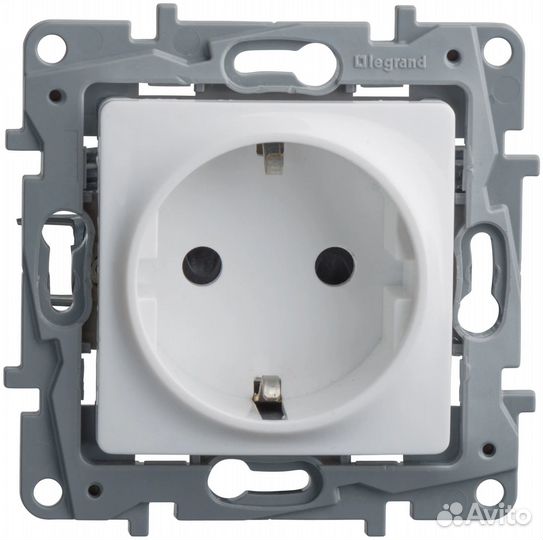 Розетка Legrand Etika c/з (бел) винт. клем 672221