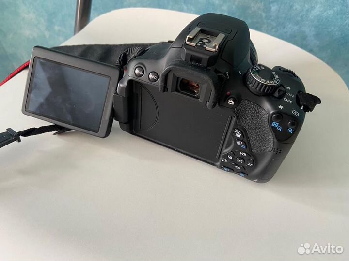 Фотоаппарат Canon EOS 650D с объективом и вспышкой