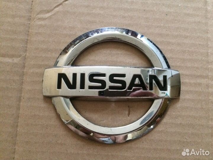 Эмблема Nissan 90981EB300