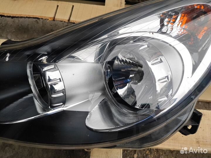 Фара левая Черная на Опель Corsa D Дорестайлинг
