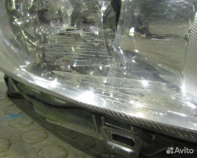 Toyota Auris E15 Фара правая