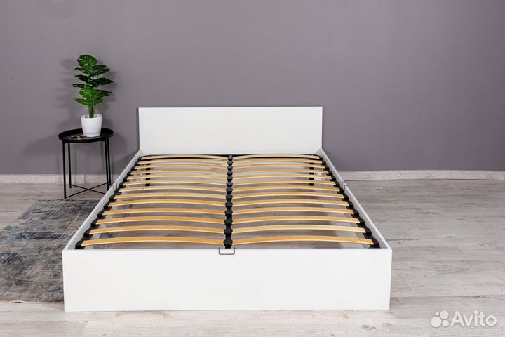 Белая кровать