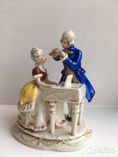 Фарфоровая статуэтка 