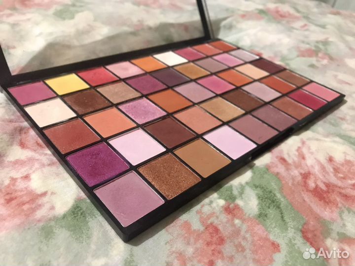 Палитра теней Make up Revolution