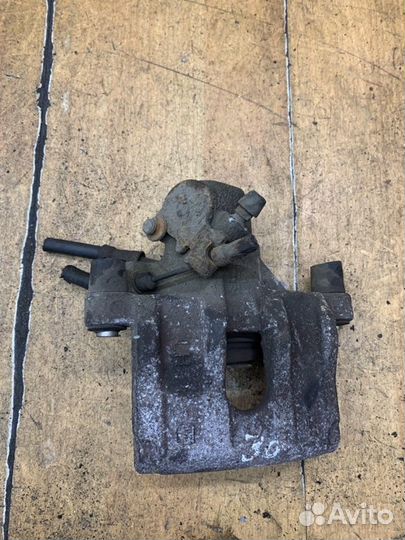 Суппорт задний правый Ford C-Max минивэн 2005