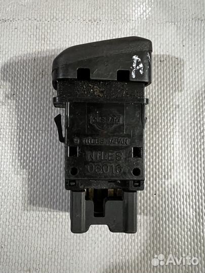 Кнопка аварийной сигнализации Nissan Almera N16