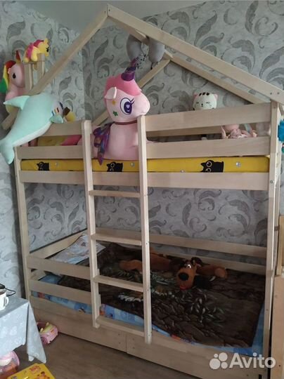 Двухъярусная кровать домик