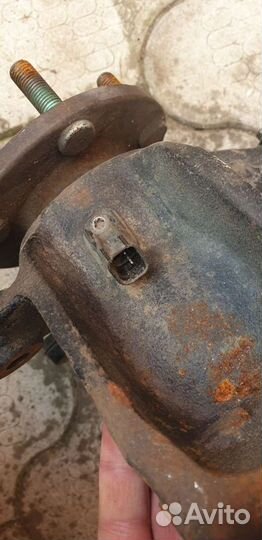 Поворотный кулак Volvo S40