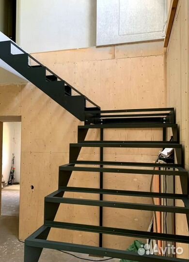 Металлические лестницы с поворотом