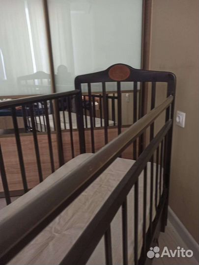 Детская кроватка с маятником и ящиком