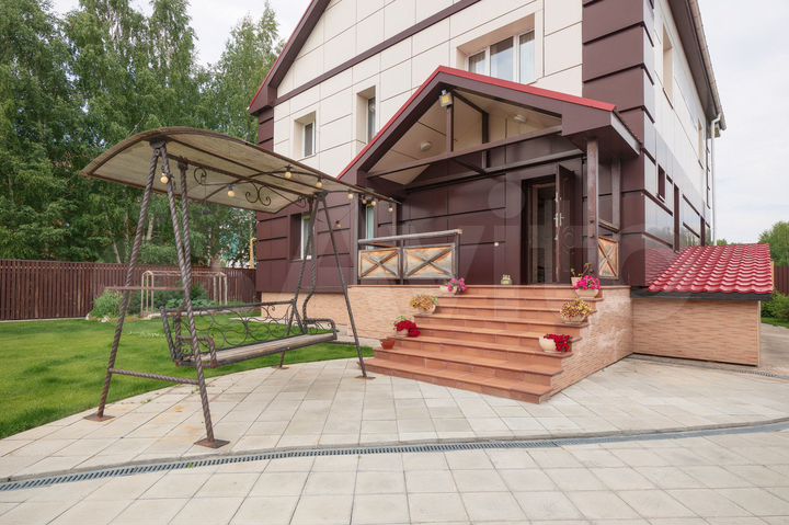 Коттедж 301 м² на участке 9 сот.