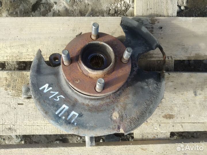 Поворотный кулак передний правый Nissan Almera N15