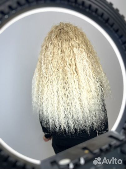 Модель на афрокудри афролоконы