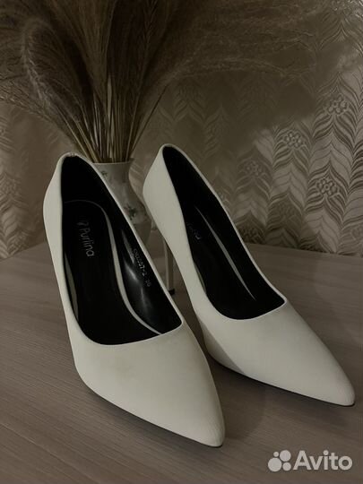 Белые туфли на шпильке