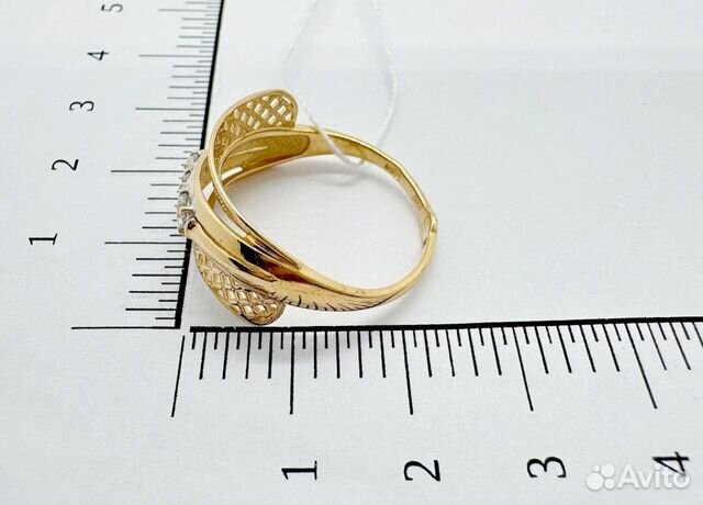 Кольцо с синтетическим камнем Золото