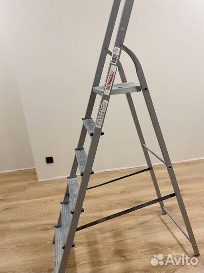 Стремянка 6 ступенек железный