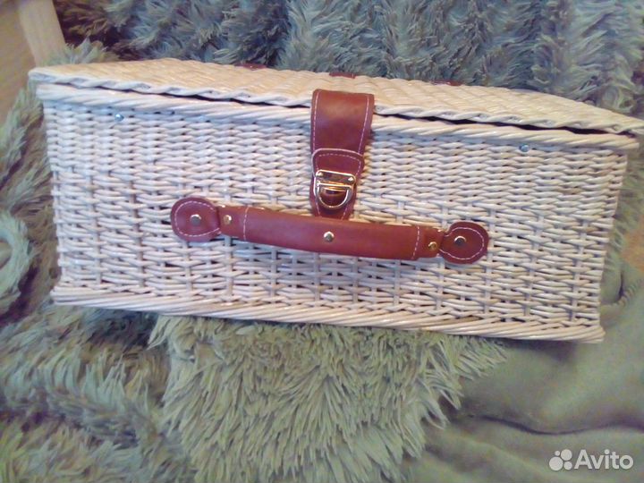 Набор для пикника в плетеном чемодане на 4 персоны