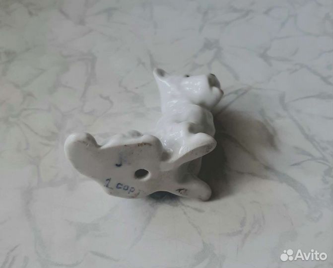 Фарфоровая статуэтка собаки 