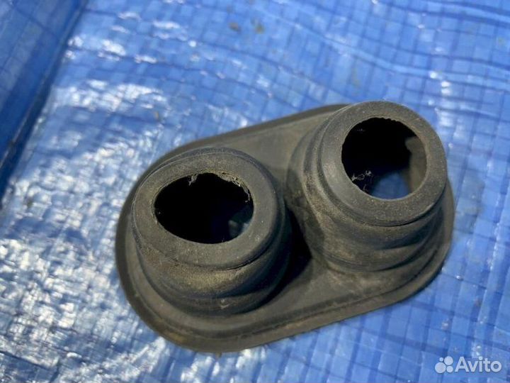 Уплотнитель трубок печки передний Toyota Belta