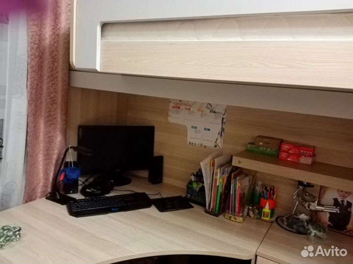 Детский уголок(кровать, стол, комод под вещи, полк