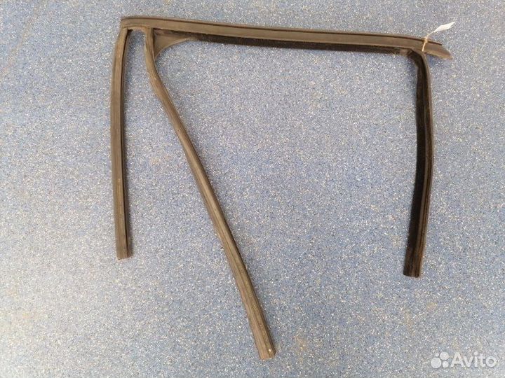 Уплотнитель стекла двери задний левый Ford Focus 2