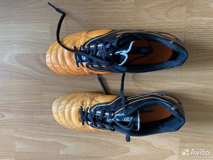 Футбольные бутсы на шипах 39