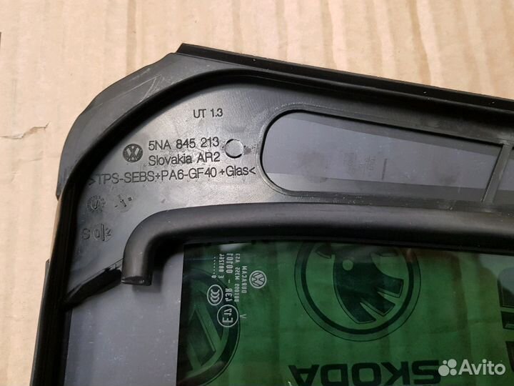 Стекло боковое малое заднее левое 5NA845213E