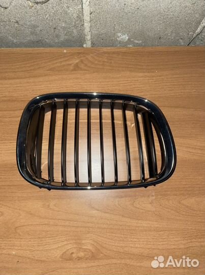 Решетка радиатора ноздря правая Bmw e39